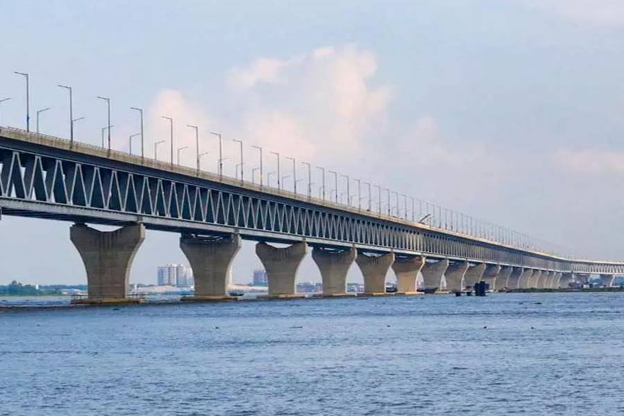  কিছু দিন আগেই বাংলাদেশের গর্ব পদ্মা সেতু চালু হয়েছে। এ কারণে বাংলাদেশের দক্ষিণাঞ্চলে নৌপথে যাত্রীসংখ্যা কমেছে। যার জেরে লঞ্চ পরিষেবায় লোকসান হয়েছে বলে দাবি। পাশাপাশি জ্বালানির দাম বাড়ায় দুর্ভোগ আরও বেড়েছে। 