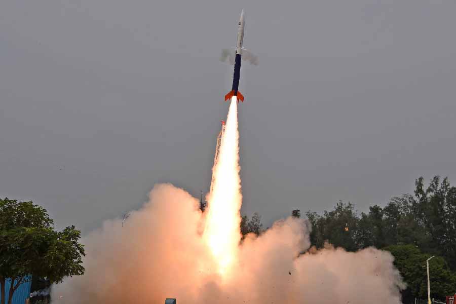 দশকের পর দশক মহাকাশে ভারতের পতাকা বহন করেছে ইসরো— দেশের মহাকাশ গবেষণা কেন্দ্র। তবে এই প্রথম বেসরকারি উদ্যোগে নির্মিত রকেট উড়ল মহাকাশে। স্বাভাবিক ভাবেই একে ‘গুরুত্বপূর্ণ মাইলফলক’ বলে আখ্যা দিয়েছেন প্রধানমন্ত্রী নরেন্দ্র মোদী।