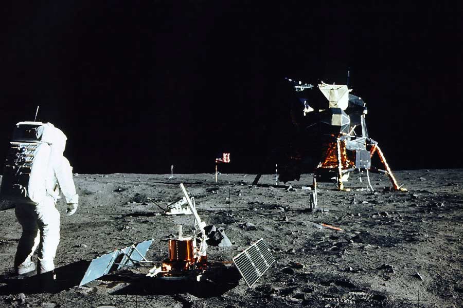 ১৯৬৯ সালের ২০ জুলাই। পৃথিবীর মহাকাশ গবেষণার ইতিহাসে বিপ্লব ঘটে গিয়েছিল সে দিন। চাঁদের উদ্দেশে পাড়ি দিয়েছিলেন মহাকাশচারীরা। সফল ভাবে পা রেখেছিলেন চাঁদের মাটিতে।