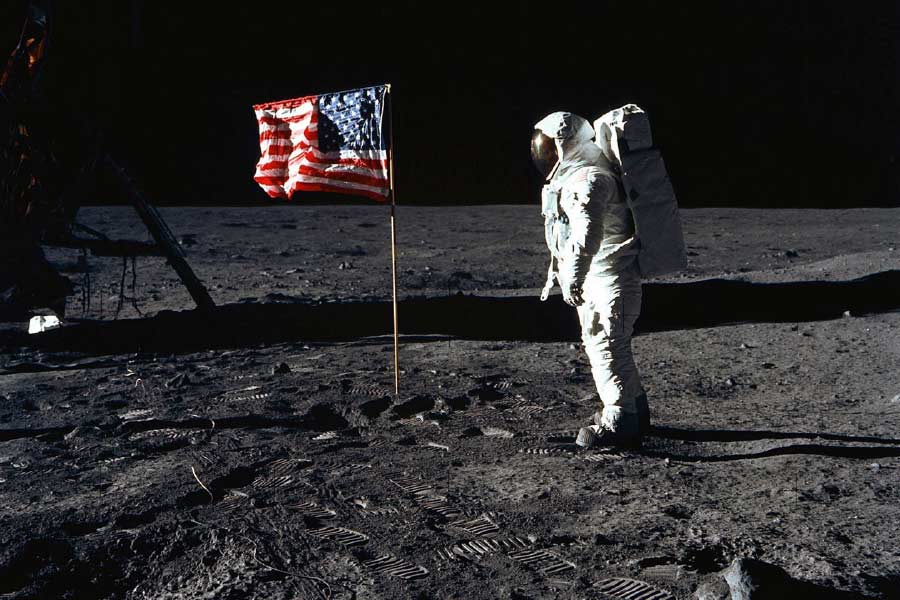 চাঁদের মাটিতে পা রাখা প্রথম মহাকাশচারী নীল আর্মস্ট্রং। তার পর চাঁদে নামেন এডুইন অলড্রিন। পৃথিবীর এক মাত্র উপগ্রহে আমেরিকার পতাকা গেঁথে দিয়ে এসেছিলেন তাঁরা। 