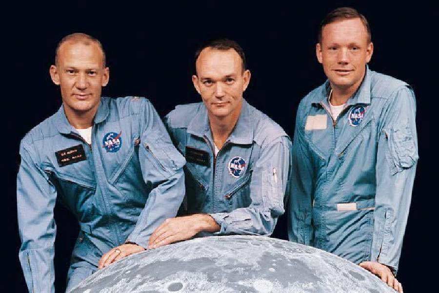 আর্মস্ট্রং এবং অলড্রিনদের সঙ্গে নাসার ‘অ্যাপোলো ১১’ মিশনের মহাকাশযানে ছিলেন আরও এক জন। তিনি মাইকেল কলিন্স। চাঁদের মাটিতে তিনি পা রাখেননি। তবে আর্মস্ট্রংদের রোমাঞ্চকর যাবতীয় অভিজ্ঞতার শরিক হয়েছিলেন তিনিও।