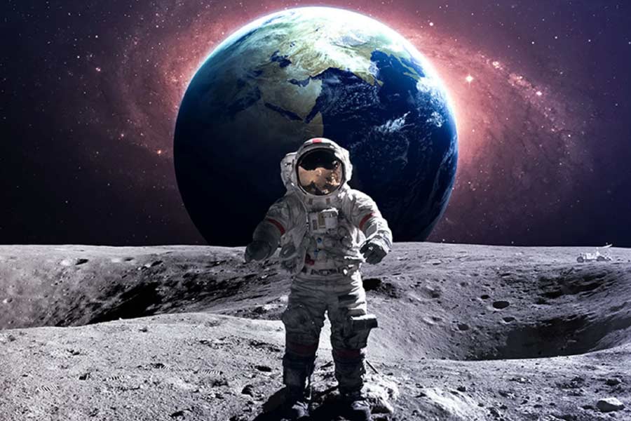 প্রথম সফল চন্দ্র অভিযানের পর পৃথিবীতে ফিরে এসে নানা অভিজ্ঞতার কথা শুনিয়েছিলেন আমেরিকার মহাকাশচারীরা। তার মধ্যে অলড্রিনের একটি দাবি গবেষকদের মাঝে চাঞ্চল্য সৃষ্টি করে। ‘অ্যাপোলো ১১’ মিশনের পর অর্ধশতাব্দী পেরিয়ে গেলেও যা নিয়ে চর্চা থামেনি।