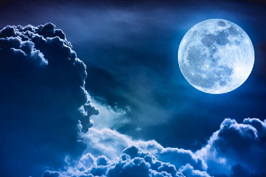 অলড্রিন জানিয়েছিলেন, তিনি ‘অ্যাপোলো ১১’ মহাকাশযানের ভিতর থেকে একটি আলো দেখতে পেয়েছিলেন। আলোটি নড়ছিল। তাঁদের চন্দ্রযানের সঙ্গে সঙ্গেই যেন এগিয়ে চলেছিল রহস্যময় সেই আলো। যেন মহাশূন্যে কেউ বা কারা তাঁদের পিছু নিয়েছিলেন। 