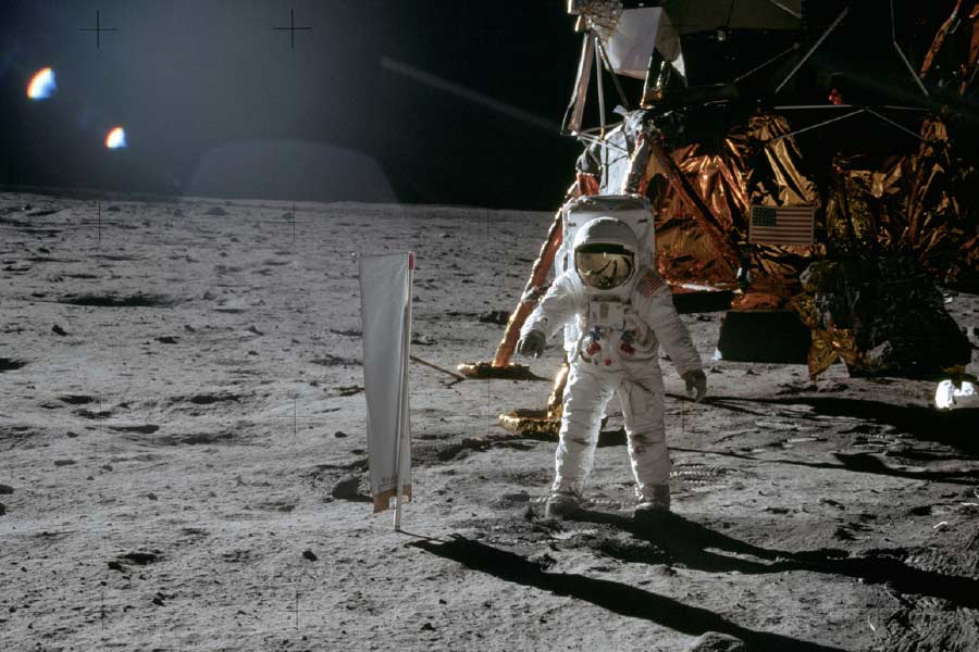 ২০১৪ সালে একটি সাক্ষাৎকারে এ বিষয়ে প্রশ্ন করা হলে অলড্রিন বলেন, ‘‘আমি যা দেখেছিলাম, সেটি আসলে কী, তা নিয়ে একাধিক বিশ্লেষণ রয়েছে। কেউ বলেছিলেন ওই রহস্যময় আলো আসলে পৃথিবীর অন্য কোনও দেশ থেকে গোপনে পাঠানো অন্য কোনও মহাকাশযানের। কেউ বলেছিলেন, পৃথিবীর বাইরে অন্য কোনও গ্রহ থেকে আসা মহাকাশযান থেকে বেরিয়ে আসছিল ওই আলোর ছটা।’’