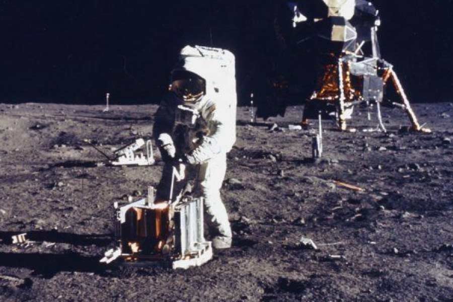 অলড্রিনের এই দাবি পরবর্তী কালে সমর্থন করেছিলেন নীল আর্মস্ট্রংও। তবে সরাসরি তাঁর মুখে ‘রহস্যময় ওই আলো’র কথা শোনা যায়নি। 