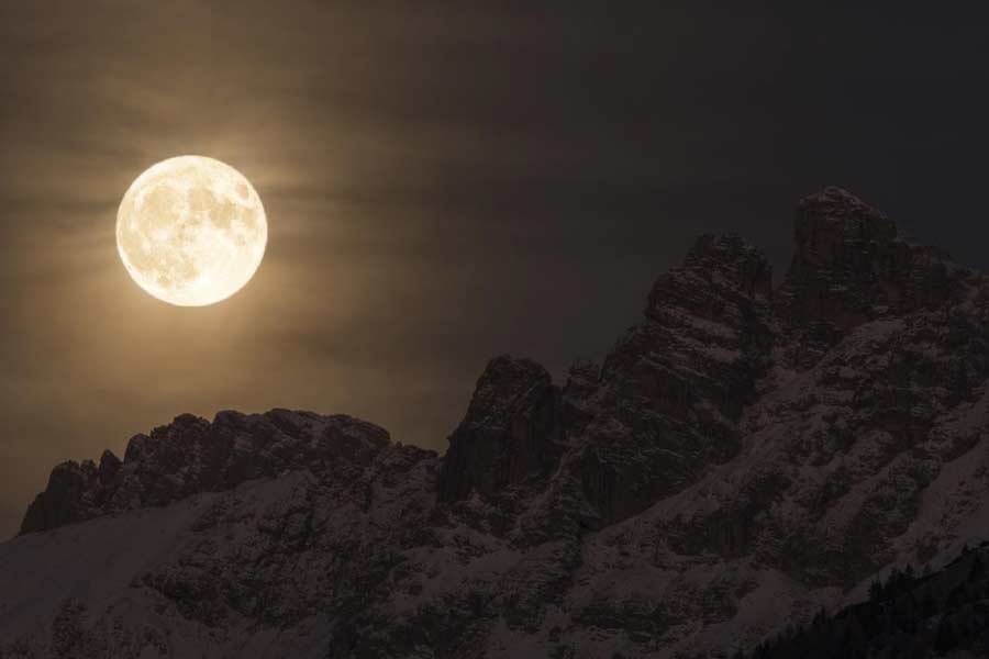 ‘আর্টেমিস ১’-এ মহাকাশযান পাড়ি দিয়েছে চাঁদের উদ্দেশে। এতে কোনও মহাকাশচারী ছিলেন না। পরবর্তী ধাপেও পরীক্ষা-নিরীক্ষার জন্য মনুষ্যবিহীন যান পাঠানো হবে পৃথিবীর উপগ্রহে। তা সফল হলে তৃতীয় ধাপে চাঁদে ফের পা রাখবে মানুষ।