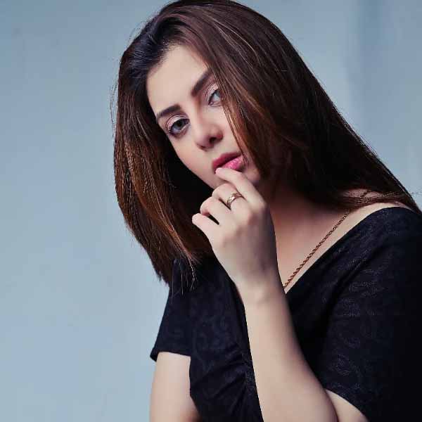 ১৯৯২ সালে করাচিতে জন্ম রিদার। তাঁরা দুই ভাইবোন।  