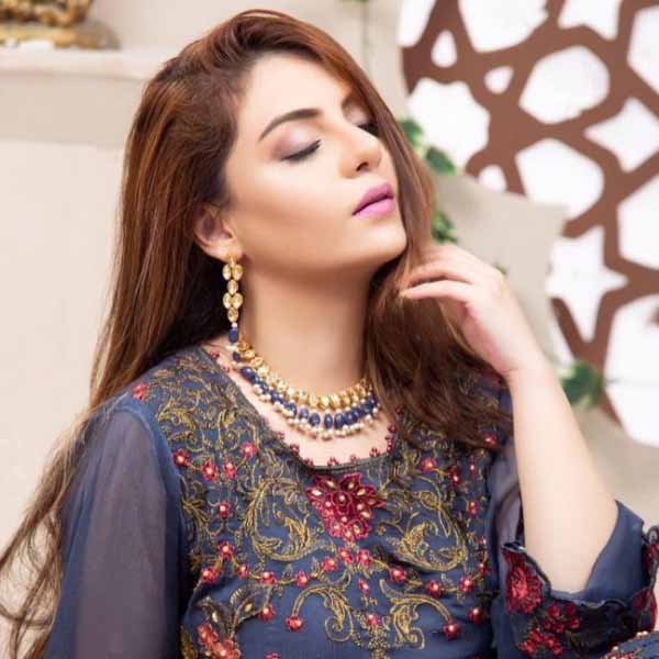 সলমন শেখের সঙ্গে সম্পর্ক মেনে নিতে রাজি হচ্ছিলেন না রিদার পরিবার। কিন্তু অভিভাবকদের বুঝিয়ে বাগ্‌দানে রাজি করান রিদা।