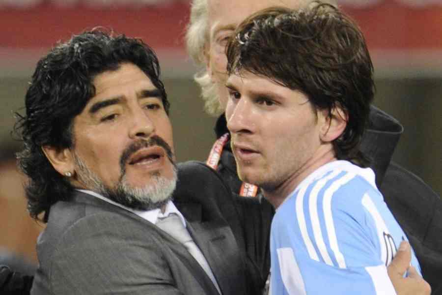 চারটি বিশ্বকাপ খেললেও এখনও পর্যন্ত ট্রফি জিততে পারেননি মেসি। এ বারই শেষ সুযোগ। ট্রফি জেতা ছাড়াও মারাদোনাকে টপকে যাওয়ার সুযোগ রয়েছে তাঁর সামনে। 