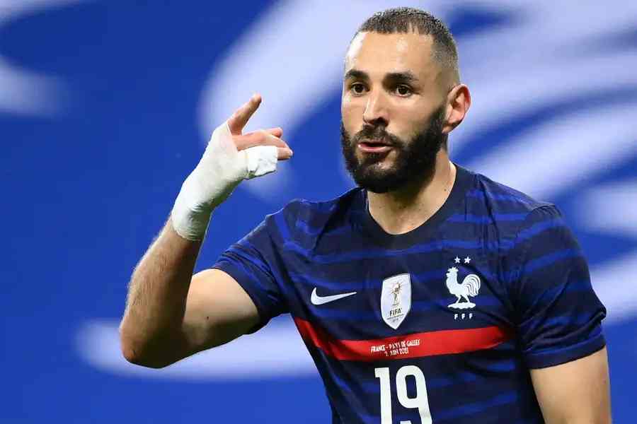 করিম বেঞ্জেমা: দলের প্রধান স্ট্রাইকার। রিয়াল মাদ্রিদের এই তারকা ফুটবলার পাঁচ বার চ্যাম্পিয়ন্স লিগ জিতেছেন। ক্রিশ্চিয়ানো রোনাল্ডো রিয়াল মাদ্রিদ ছাড়ার পর ক্লাবের মূল স্তম্ভ তিনি। দীর্ঘ দিন ধরে চলা ঝামেলার জেরে কোচ দিদিয়ের দেশঁ অনেক দিন তাঁকে দলে নেননি। কিন্তু ক্লাবের হয়ে দুরন্ত ছন্দ দেখে দূরে রাখতে পারেননি।