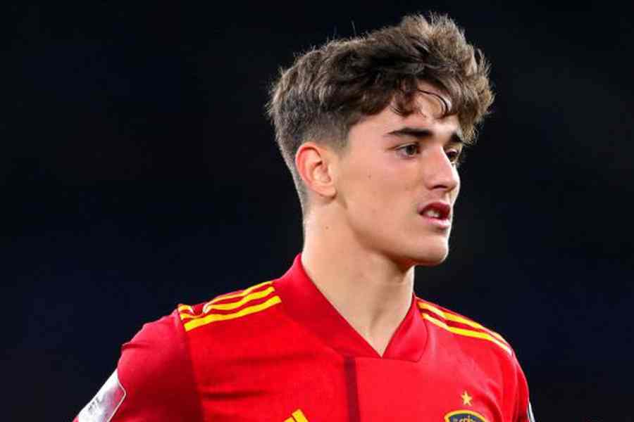 গাভি: মাত্র ১৮ বছর বয়স হলেও স্পেনের কোচ লুই এনরিকের প্রধান ভরসার জায়গা তিনি। মাঝমাঠে খেলেন। একই সঙ্গে আক্রমণ ও রক্ষণে সমান দক্ষ। গাভির সব থেকে বড় সুবিধা, আন্তর্জাতিক ফুটবলে তিনি আনকোরা। তাই প্রতিপক্ষ তাঁকে নিয়ে বেশি পরিকল্পনা করতে পারবে না। সেই সুবিধা কাজে লাগাতে চাইছেন এনরিকে।