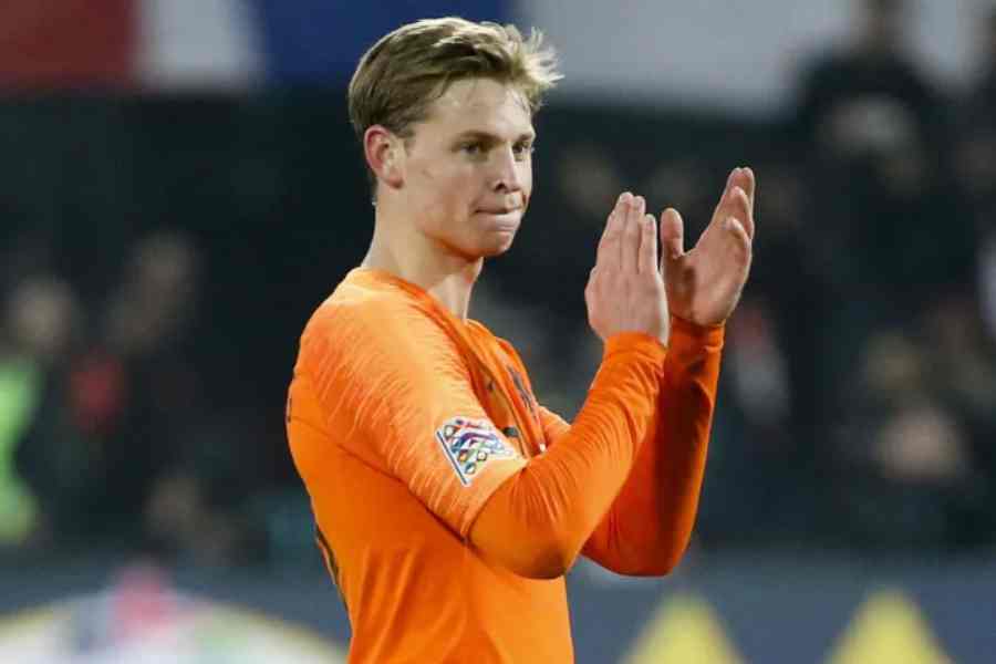 নেদারল্যান্ডস: এ বারের বিশ্বকাপে নেদারল্যান্ডসের প্রধান ভরসা ফ্রেঙ্কি দি জং। মাঝমাঠে তিনিই তৈরি করেন দলের খেলা। ২৫ বছরের ফুটবলারের সব থেকে বড় গুণ পরিস্থিতি বুঝে সিদ্ধান্ত নিতে পারার ক্ষমতা। তাই তাঁর উপর অনেকটাই নির্ভর করেন কোচও।