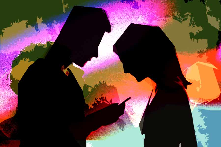 জানা গিয়েছে, বিদেশ মন্ত্রকের ওই কর্মী গাড়ির চালক। মন্ত্রকের হয়ে গাড়ি চালান তিনি। শুক্রবার নয়াদিল্লির জওহরলাল নেহরু ভবন থেকে দীর্ঘ জেরার পর তাঁকে গ্রেফতার করে দিল্লির অপরাধ দমন শাখা।