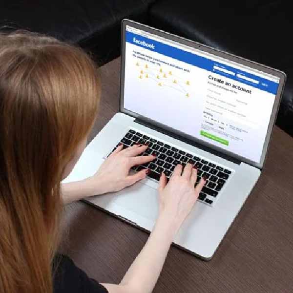 তদন্তকারীদের দাবি, পাকিস্তানের এক তরুণীর সঙ্গে সম্পর্কের প্রলোভন দেখানো হয়েছিল ওই কর্মীকে। যৌনতার ফাঁদ পাতা হয়েছিল তাঁর জন্য। তিনি সেই ফাঁদে পা দিয়েছিলেন। বিদেশ মন্ত্রকের গুরুত্বপূর্ণ তথ্য তিনি পাকিস্তানে পাচার করে দিতেন।