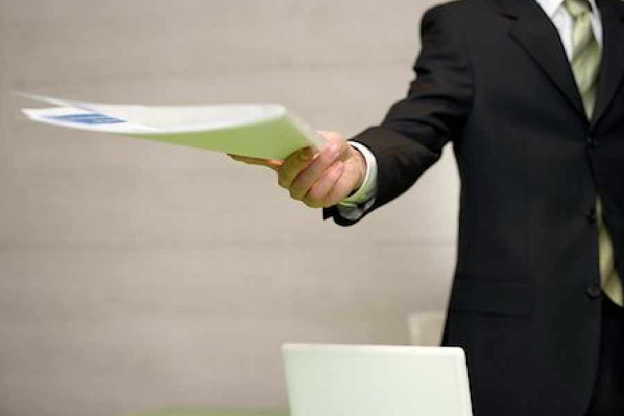 বিদেশ মন্ত্রকে গাড়ি চালানোর সুবাদে বহু মন্ত্রী, আমলাদের গুরুত্বপূর্ণ কথা শুনতে পেতেন ধৃত চালক। কাজে লাগাচ্ছিলেন সেই সুযোগকেই।