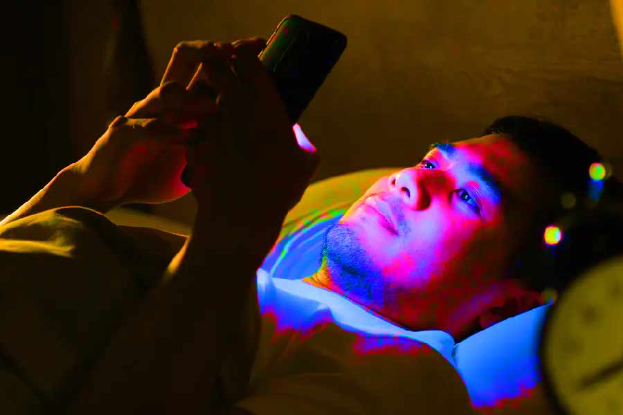 বিদেশ মন্ত্রকের চালক নতুন নন, এর আগেও ‘হানি ট্র্যাপ’-এর শিকার হয়েছেন অনেকে। বিশেষত গুপ্তচরবৃত্তিতে এই প্রক্রিয়ার ব্যবহার বহুল প্রচলিত। যৌনতা, শারীরিক সম্পর্কের প্রলোভন দেখিয়ে কাজ হাসিল করে নেওয়ার নামই ‘হানি ট্র্যাপ’।