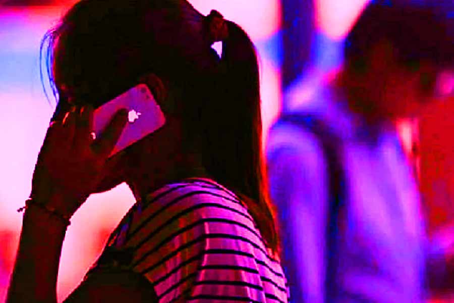 ষাটের দশকে কেজিবি-র ‘হানি ট্র্যাপিং’-এর শিকার হয়েছিলেন ব্রিটিশ সাংবাদিক জেরেমি উলফেনডেন। তাঁকেও যৌনতার ফাঁদে ফেলেছিলেন কেজিবি দ্বারা নিযুক্ত এক মহিলা। তাঁর গোপন ছবি তুলেও ব্ল্যাকমেল করা হত বলে অভিযোগ। 