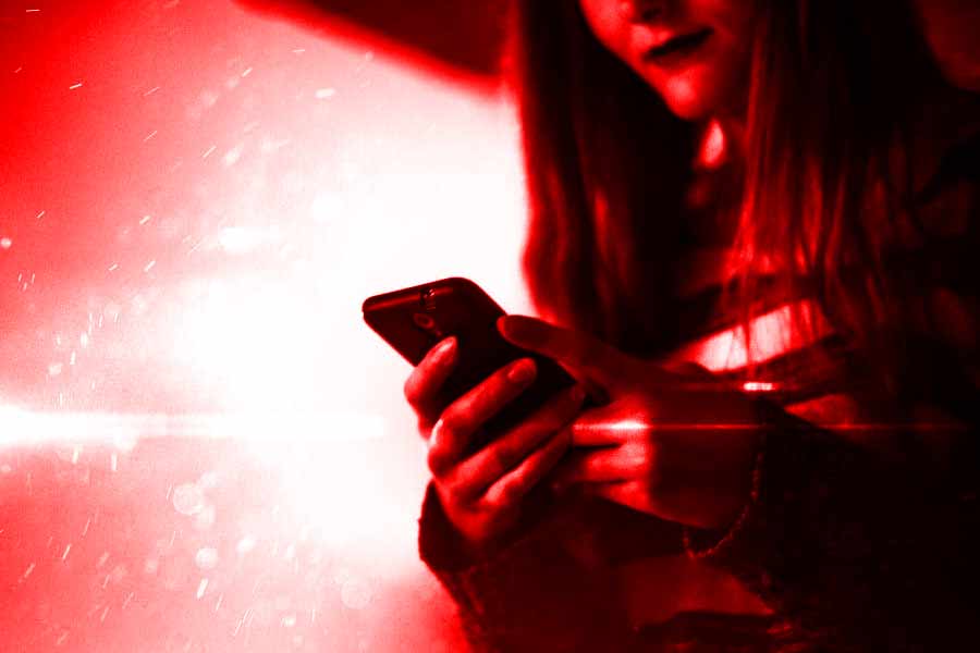 ‘হানি ট্র্যাপিং’-এর চাপে পড়ে শেষমেশ বেঁচে থাকার ইচ্ছেই হারিয়ে ফেলেন এই সাংবাদিক। মাত্র ৩১ বছর বয়সে স্নানঘরে মাথা ঘুরে পড়ে গিয়ে মৃত্যু হয় তাঁর।