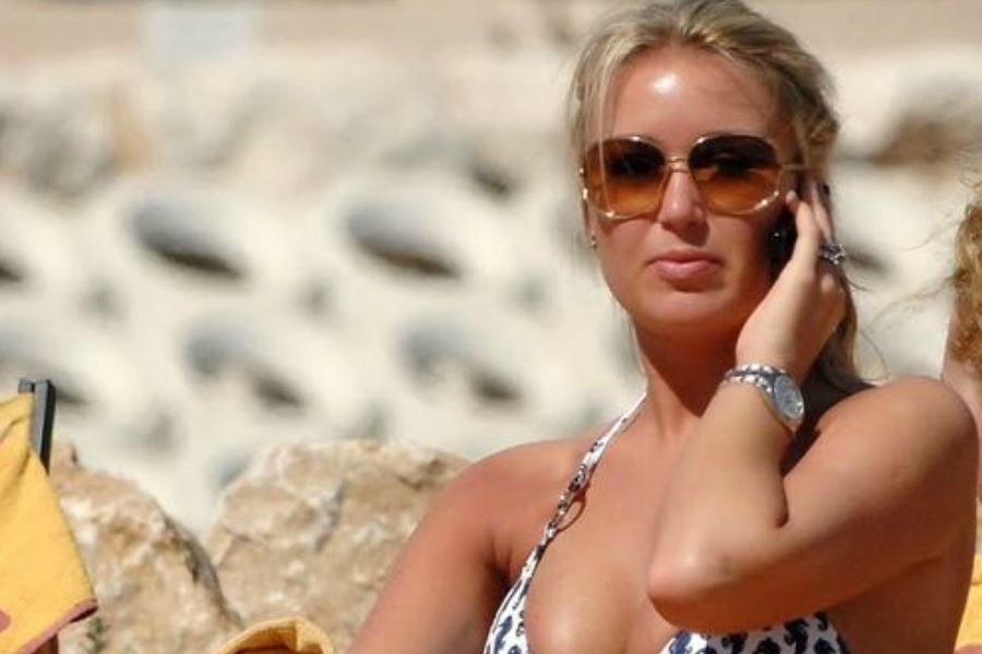 উরুগুয়ের অভিজ্ঞ স্ট্রাইকার লুই সুয়ারেসের স্ত্রী সোফিয়া বলবিও পরিচিত মুখ। তিনিও থাকবেন কাতারের গ্যালারিতে। ছোটবেলার বন্ধু সোফিয়াই সুয়ারেসকে পেশাদার ফুটবলার হতে উৎসাহিত করেন।