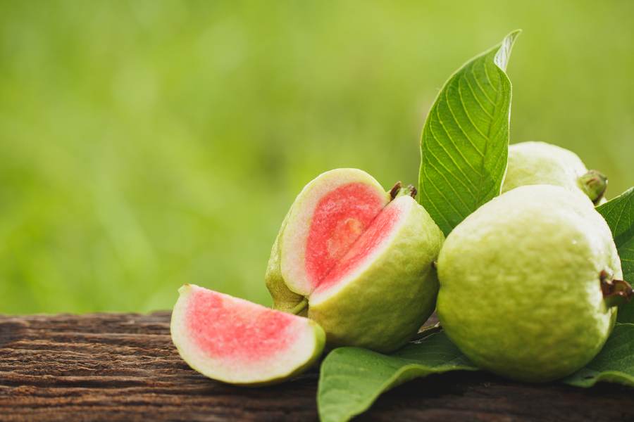 পেয়ারায় থাকা ফাইবার পেট পরিষ্কার করতে সাহায্য করে।  