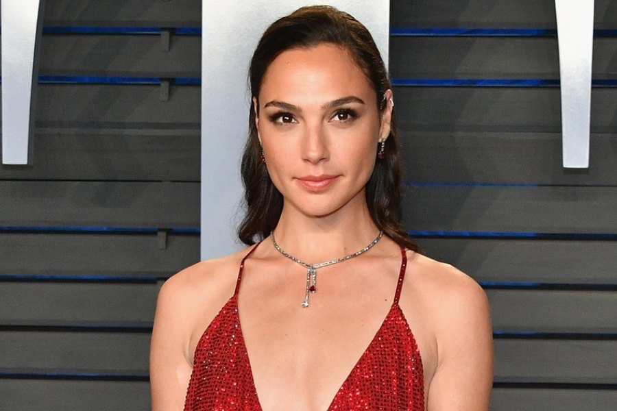 আমেরিকার গোলরক্ষক মেমো ওচোয়ার স্ত্রী কার্লা মোরার দিকে নজর থাকতে পারে ফুটবলপ্রেমীদের। তিন সন্তানের জননী কার্লার পেশা মডেলিং। ২০১৭ সালে বিয়ে হয় তাঁদের।