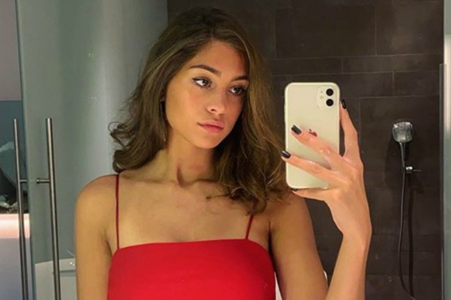 জার্মান ফুটবলার কাই হাভার্ৎজের বান্ধবী সোফিয়া ওয়েবারও যথেষ্ট জনপ্রিয় মুখ। তিনি জার্মানির ফ্যাশন মডেল এবং অভিনেত্রী। জার্মানির টেলিভিশনেও পরিচিত মুখ তিনি। সোফিয়া ছোট থেকেই হাভার্ৎজের বন্ধু ছিলেন।