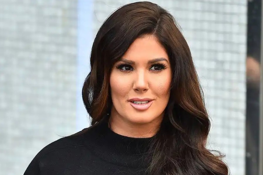 ডেনমার্কের গোলরক্ষক ক্যাসপার স্কিমিসেলের স্ত্রী স্টিনি স্কিমিসেলকে নিয়ে আগ্রহ রয়েছে ফুটবল জনতার। তিনি সমাজসেবী। কাজ করেন সমাজের পিছিয়ে পড়া অংশের শিশুদের নিয়ে।