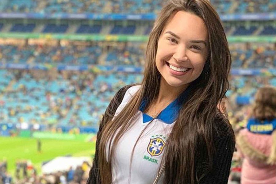 ব্রাজিলের ফিলিপে কুটিনহোর স্ত্রী অ্যানও জনপ্রিয় মুখ। তিন সন্তানের মা অবশ্য কোনও পেশার সঙ্গে যুক্ত নন।