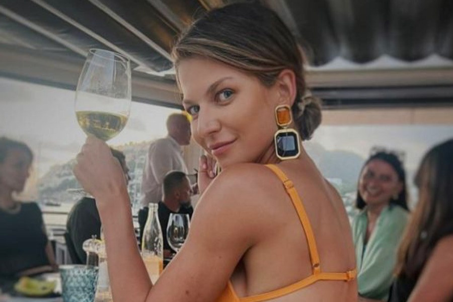 এর পর আসবেন রবার্ট লেয়নডস্কি বিয়ে করেছেন তাঁর ব্যক্তিগত ফিটনেস ট্রেনার আনা লেয়নডস্কিকে। ক্যারাটেতে দক্ষ লেয়নডস্কির সুন্দরী স্ত্রী।