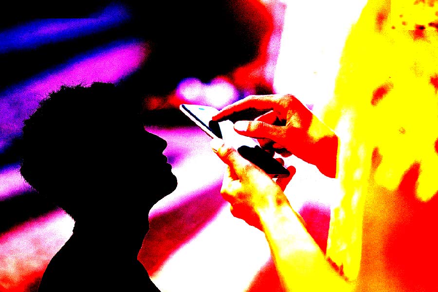 যৌনতার ফাঁদে পড়ে পাকিস্তানে গুরুত্বপূর্ণ তথ্য পাচার করার অভিযোগে শুক্রবার গ্রেফতার করা হয়েছে কেন্দ্রীয় বিদেশ মন্ত্রকের এক কর্মীকে। তাঁর বিরুদ্ধে গুপ্তচরবৃত্তির অভিযোগ উঠেছে। পুলি‌শের দাবি, তিনি ‘হানি ট্র্যাপ’-এর শিকার।