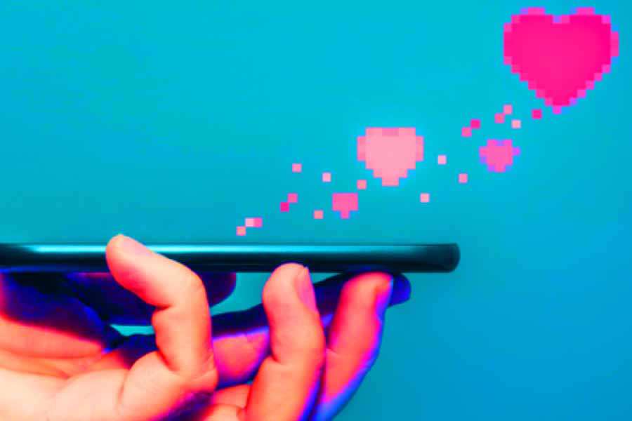 গোয়েন্দারা জানিয়েছেন, বেশ কিছু দিন ধরেই তথ্য পাচারের খবর আসছিল তাঁদের কাছে। তদন্ত করতে নেমে তাঁরা জানতে পারেন তথ্য পাচার হচ্ছে খাস বিদেশ মন্ত্রকের দফতর থেকেই। দফতরের ভিতর থেকেই কেউ বা কারা তথ্য পাচার করে দিচ্ছিলেন বলে জানতে পেরেছিলেন গোয়েন্দারা।