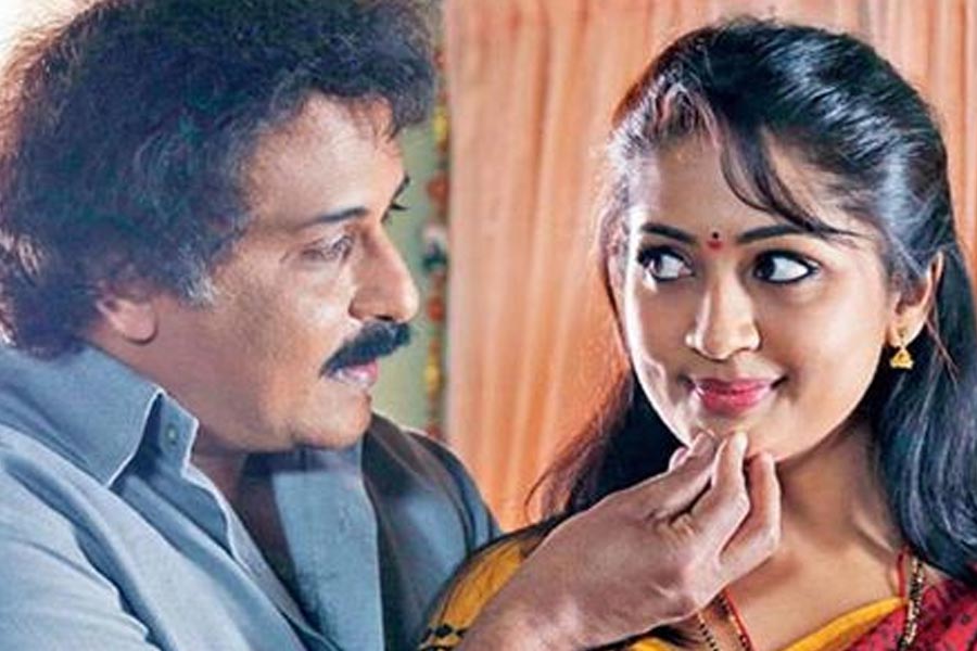 ‘দৃশ্যম’ সিনেমাটি প্রথম রিমেক করা হয় কন্নড় ভাষায়। ২০১৪ সালে মুক্তি পাওয়া এই সিনেমায় প্রধান চরিত্রে অভিনয় করেন ভি রবিচন্দ্রন। এ ছাড়াও এই সিনেমায় অভিনয় করেছিলেন নভ্যা নায়ার এবং আশা শরৎ। কন্নড়ে রিমেক হওয়া এই সিনেমা পরিচালনা করেছিলেন পি ভাসু।