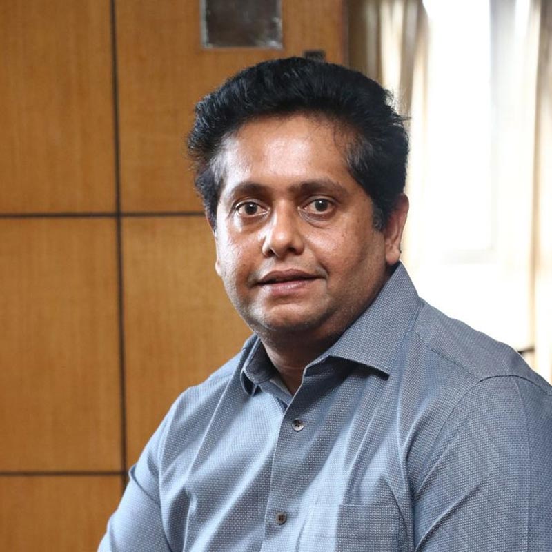 শুধু তা-ই নয়, দৃশ্যমই প্রথম ভারতীয় সিনেমা যার রিমেক করা হয়েছে চিনে। ২০১৯ সালে করা হয়েছিল এই রিমেক। ম্যান্ডারিনে তৈরি এই সিনেমার নাম দেওয়া হয় ‘উ শা’।