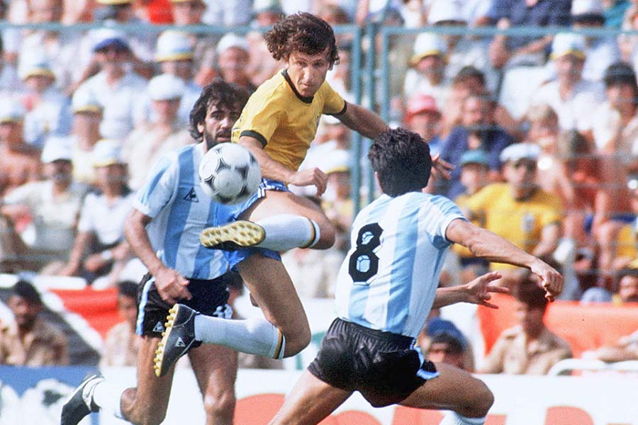 ১৯৮২-র বিশ্বকাপে ব্রাজিল-আর্জেন্টিনার দ্বৈরথ। ছবি: গেটি ইমেজেস।