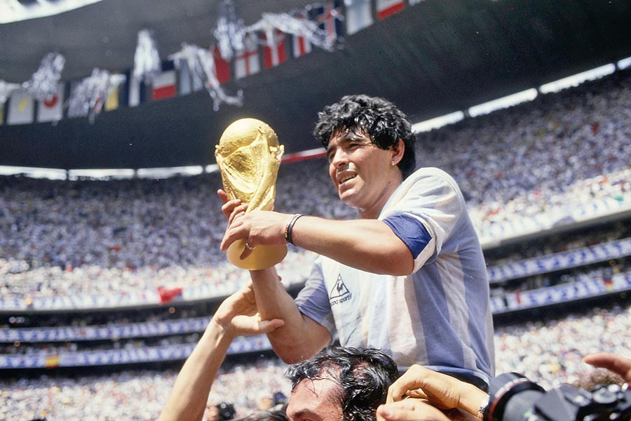 রাজপুত্র: ছিয়াশির বিশ্বকাপ হাতে দিয়েগো মারাদোনা। ছবি: গেটি ইমেজেস।