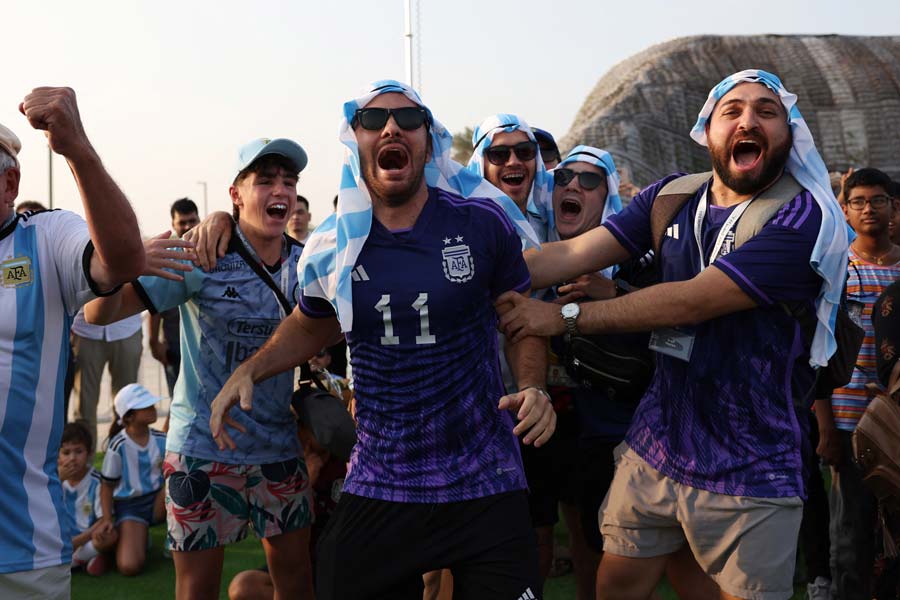 কাতারে পা রেখেই উৎসবে মেতে উঠেছেন আর্জেন্টিনার সমর্থকেরা