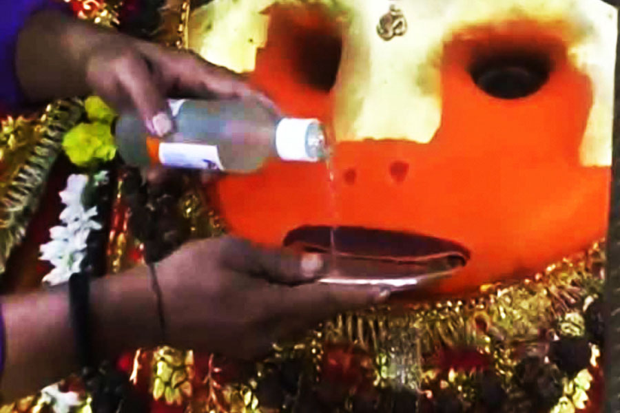 মধ্যপ্রদেশের উজ্জয়িনী শহরে শিপ্রা নদীর তীরে কালভৈরব মন্দির। এখানে ঈশ্বরকে নিবেদন করা ভোগই বিখ্যাত করেছে মন্দিরটিকে। 