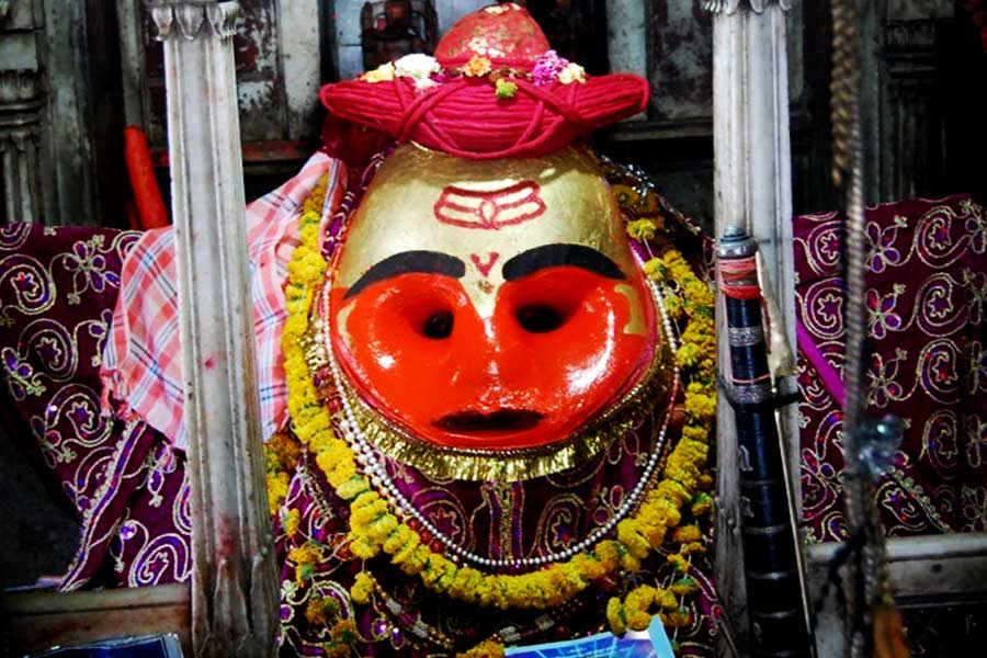 সেই থেকে ভৈরবনাথের পাথরের বিগ্রহের মাথায় শোভা পায় মরাঠি পাগড়ি। বিগ্রহের গায়ে লেপা থাকে সিঁদুর এবং হলুদ।