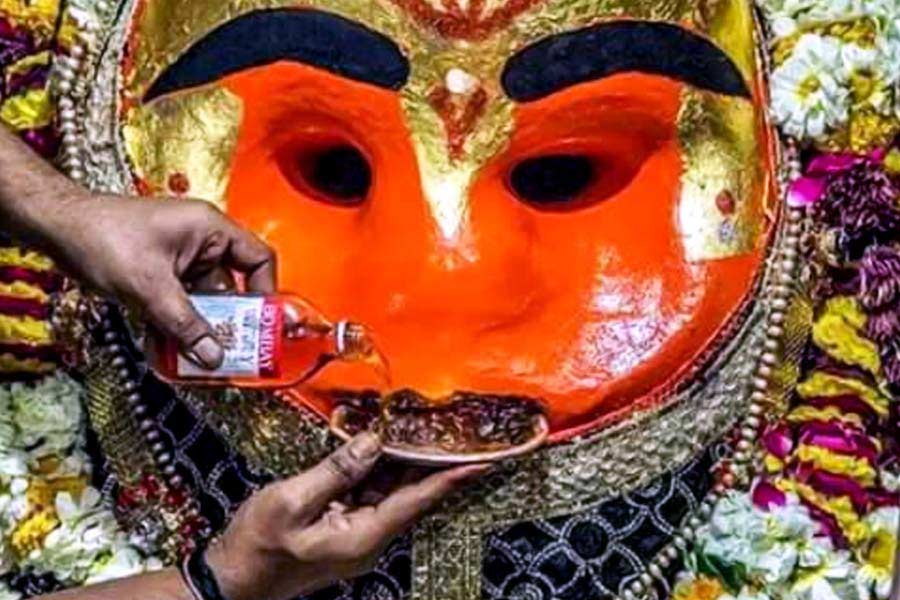 গুজরাতের ভুদ-মুন্দ্রা রোডে এই মন্দিরের প্রতিলিপি রয়েছে।