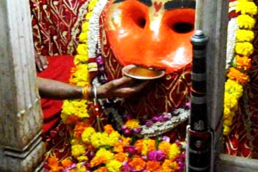 তন্ত্রমতে এখানে পুজো হয় ভৈরবনাথের। তাই তাঁকে নিবেদন করা হয় মদ।