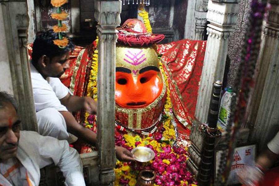 প্রতি দিন হাজার হাজার ভক্ত মদ নিবেদেন করেন ভৈরবনাথকে। নিবেদিত সেই মদ বিগ্রহের ঠোঁটের কাছে ধরেন পুরোহিত। এর পর বাকি প্রসাদ তুলে দেন ভক্তদের হাতে।