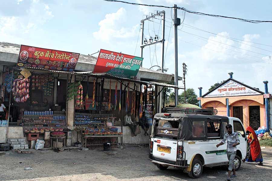 বেআইনি (লাইসেন্সবিহীন) দোকান থেকে ভক্তরা যাতে মদ না কেনেন, তাই উজ্জয়িনীর মন্দিরের বাইরে রয়েছে বিশেষ ভোগের কাউন্টার। ২০১৫ সালে রাজ্য সরকার সেই কাউন্টার চালু করেন। 