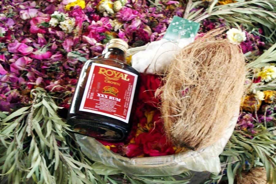 কাউন্টার থেকে কেনা ভোগের ডালিতে থাকে নারকেল, ফুল, বেলপাতা এবং মদের ছোট বোতল। 