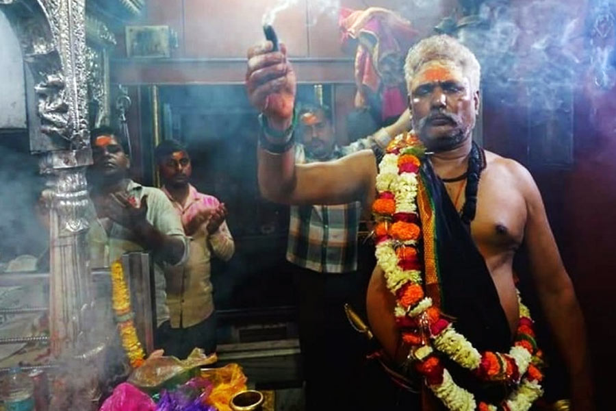 গত ১৬ নভেম্বর, বুধবার ছিল ভৈরব অষ্টমী। মনে করা হয়, এই অষ্টমী তিথিতেই জন্মেছিলেন ভৈরব। তাই ভক্তরা বিশেষ ভাবে পালন করেন দিনটি।