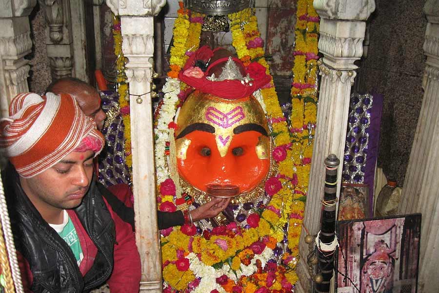 কয়েকশো বছর ধরে এই ভৈরব অষ্টমীতে সোনার গয়নায় সাজানো হয় ভৈরবনাথের বিগ্রহ। মদ, সিগারেট, গাঁজা-সহ নেশার সামগ্রী দেওয়া হয় ভোগে।