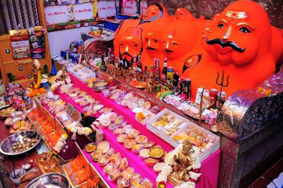 ভোগে থাকে ৩৯০ রকমের ধূপ, ১৮০ রকমের মুখলেপন, ৬০ রকমের গুজরাতি নোনতা খাবার, ৫৬ রকমের মুখরোচক, ৫৫ রকমের মিষ্টি, ৪৫ রকমের বিস্কুট। 