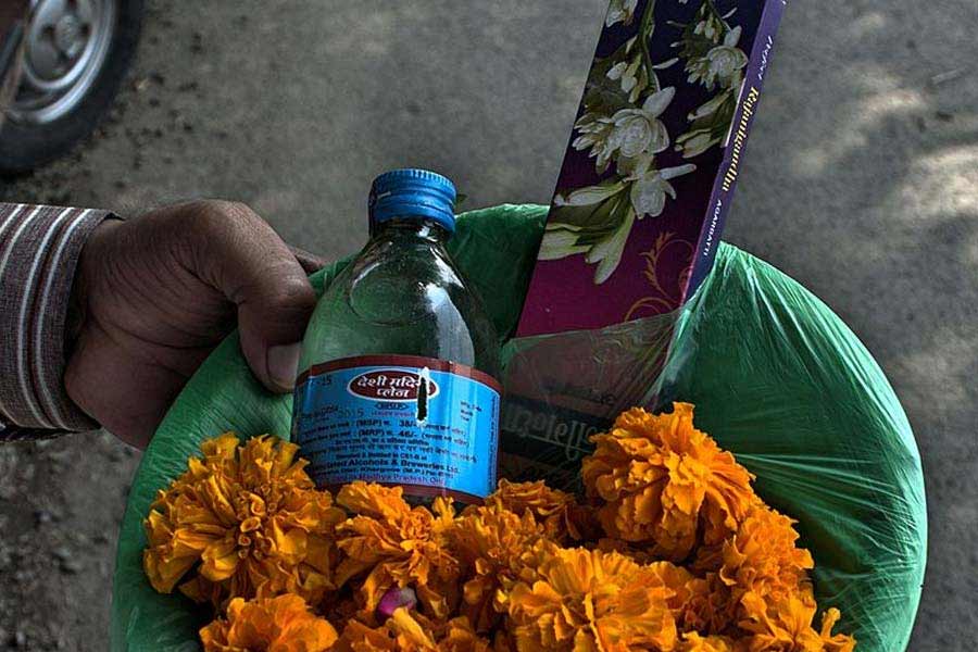 ভোগে থাকে নানা রকমের চকোলেট, শুকনো ফল, নরম পানীয়, তাজা ফল। 