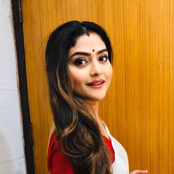 মৃত্যুকে প্রায় স্পর্শ করেও ঐন্দ্রিলা ফিরে ফিরে এসেছেন। এক বার নয়, বার বার। পর পর দু’বার শরীরে কামড় বসানো ক্যানসারকে দাঁতে দাঁত চেপে যুদ্ধ করে হারিয়ে দিয়েছিলেন ছিপছপে গড়নের মেয়েটি।