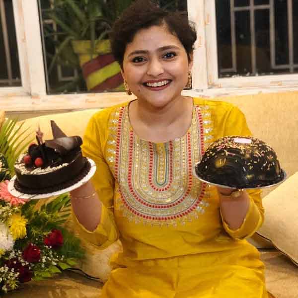 আর তিন মাস পরেই ফেব্রুয়ারি মাসে ঐন্দ্রিলার ২৫তম জন্মদিন। ১৯৯৮ সালের ৫ ফেব্রুয়ারি তাঁর জন্ম। বাবা উত্তম শর্মা মুর্শিদাবাদের হাসপাতালের চিকিৎসক। মা শিখা শর্মা। তিনি একটি নার্সিং হস্টেলের ইন-চার্জ।