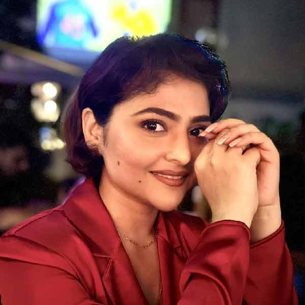 ছোট থেকে অভিনেত্রী হওয়ার স্বপ্ন দেখলেও, ঐন্দ্রিলা প্রথাগত উচ্চশিক্ষায় শিক্ষিত হতে শুরু করেছিলেন। কলকাতার একটি বেসরকারি কলেজে কম্পিউটার ইঞ্জিনিয়ারিং পড়ার জন্য ভর্তি হন। যদিও সেই পড়াশোনা অসুস্থতার জন্য শেষ হয়নি।